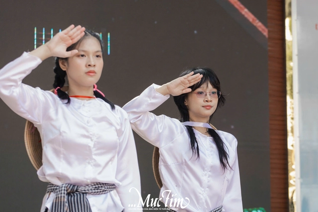 Teen Trường THPT Nguyễn Hữu Huân kể chuyện văn hóa, lịch sử tại văn nghệ tri ân - Ảnh 11.