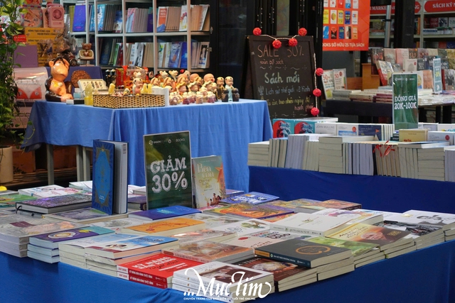 Đường sách TP.HCM nhộn nhịp chào đón Tuần lễ sách chào mừng Ngày Nhà giáo Việt Nam 20-11 - Ảnh 6.