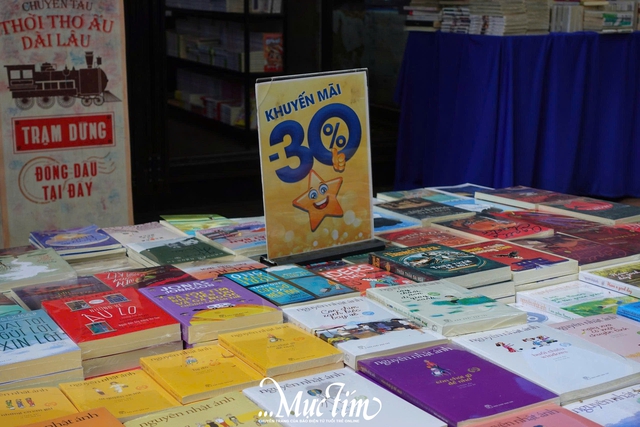 Đường sách TP.HCM nhộn nhịp chào đón Tuần lễ sách chào mừng Ngày Nhà giáo Việt Nam 20-11 - Ảnh 7.