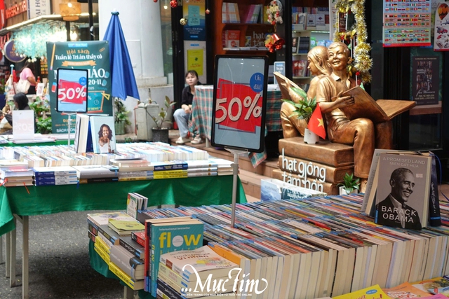 Đường sách TP.HCM nhộn nhịp chào đón Tuần lễ sách chào mừng Ngày Nhà giáo Việt Nam 20-11 - Ảnh 9.