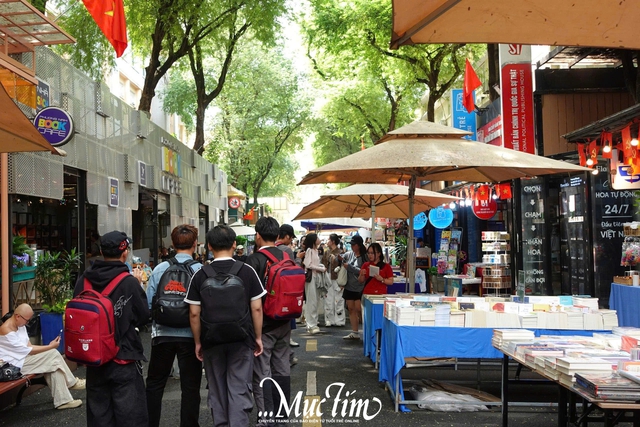 Đường sách TP.HCM nhộn nhịp chào đón Tuần lễ sách chào mừng Ngày Nhà giáo Việt Nam 20-11 - Ảnh 11.