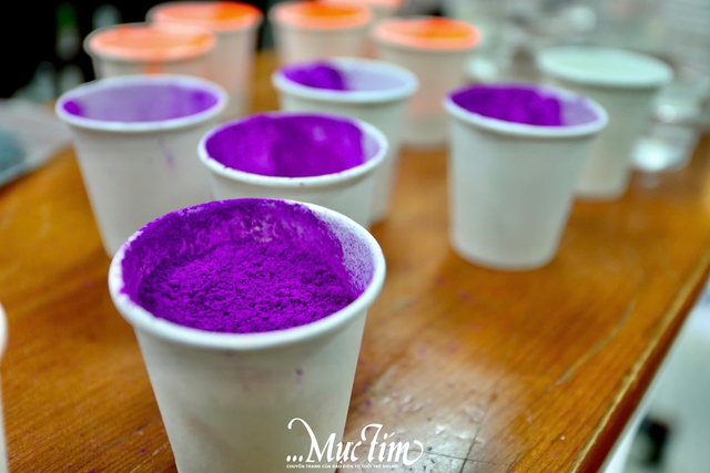 Học trò Trường Trung học Thực hành Đại học Sư phạm rủ nhau nhuộm hoa tặng thầy cô- Ảnh 5.