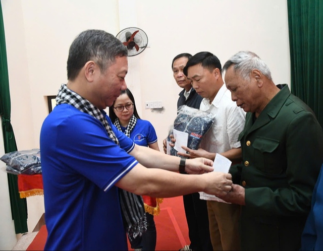 Đoàn tuyên giáo - báo chí TP.HCM tặng quà cho gia đình chính sách, hộ khó khăn tại Thái Nguyên - Ảnh 1.