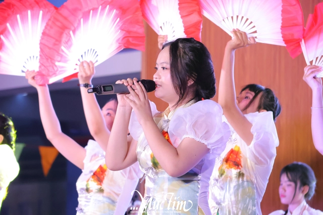 Concert chào mừng 20-11 mãn nhãn của học trò Trường THPT Tân Bình- Ảnh 11.