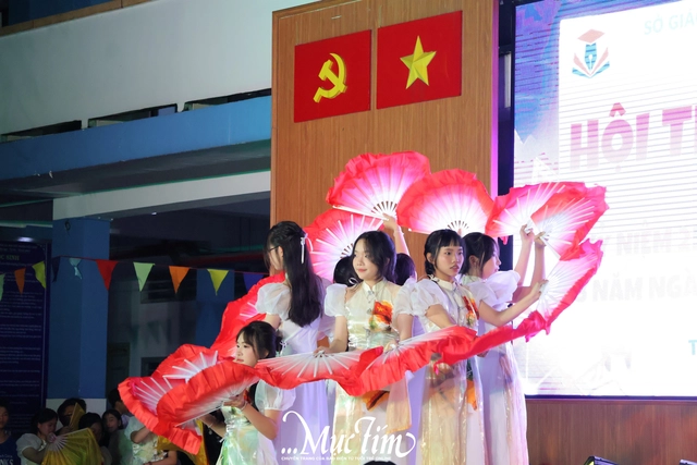 Concert chào mừng 20-11 mãn nhãn của học trò Trường THPT Tân Bình- Ảnh 12.