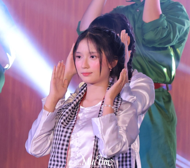 Concert chào mừng 20-11 mãn nhãn của học trò Trường THPT Tân Bình- Ảnh 30.