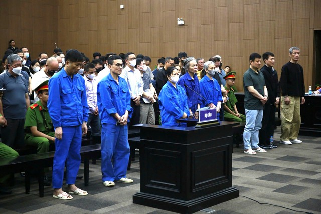 Vietnam jails two former officials in $100 million gambling trial- Ảnh 1.