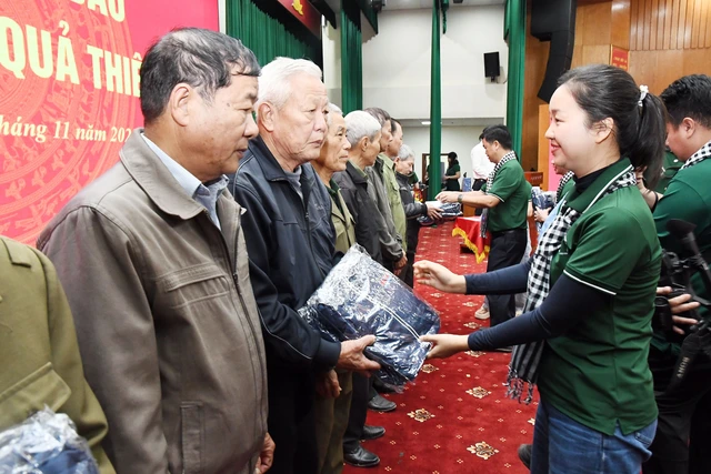 Đoàn hành trình Về nguồn mang niềm vui đến tỉnh Thái Nguyên - Ảnh 2. Đoàn tuyên giáo - báo chí TP.HCM tặng quà cho gia đình chính sách, hộ khó khăn tại Thái Nguyên - Ảnh 3.