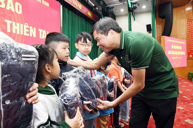 Đoàn hành trình Về nguồn mang niềm vui đến tỉnh Thái Nguyên - Ảnh 3. Đoàn tuyên giáo - báo chí TP.HCM tặng quà cho gia đình chính sách, hộ khó khăn tại Thái Nguyên - Ảnh 2.