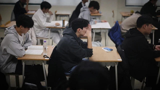 South Korea halts flights for college entry exam- Ảnh 1.