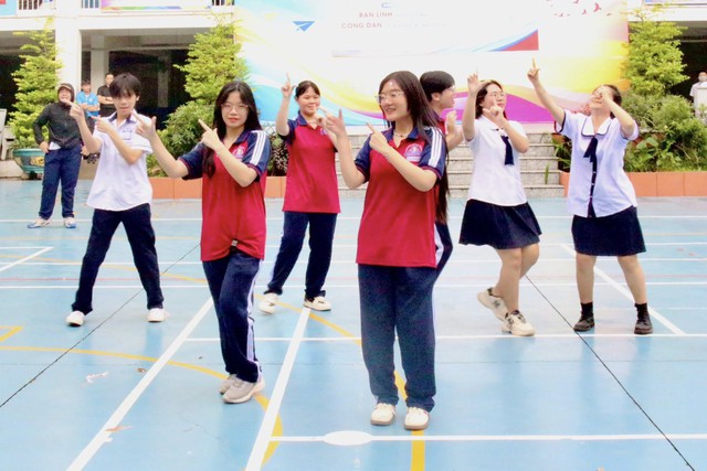 Teen Trường THPT Nguyễn An Ninh trải nghiệm giờ chơi 'không thông minh' - Ảnh 1.