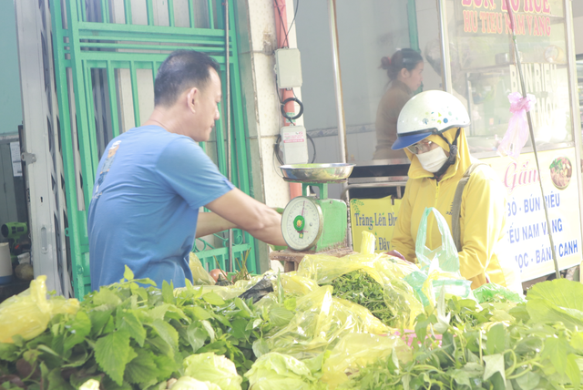 Prolonged rain drives vegetable prices sharply higher in Ho Chi Minh City  - Ảnh 1.