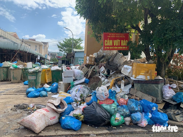 Garbage piles up across Da Nang after late October floods despite cleanup efforts - Ảnh 1. Garbage piles up across Da Nang after late October floods despite cleanup efforts - Ảnh 1.