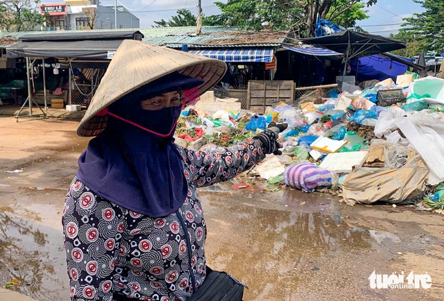 Garbage piles up across Da Nang after late October floods despite cleanup efforts - Ảnh 3. Garbage piles up across Da Nang after late October floods despite cleanup efforts - Ảnh 3.