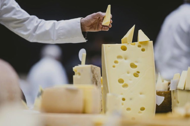Swiss Gruyere crowned world cheese champ- Ảnh 1. Swiss Gruyere crowned world cheese champ- Ảnh 1.