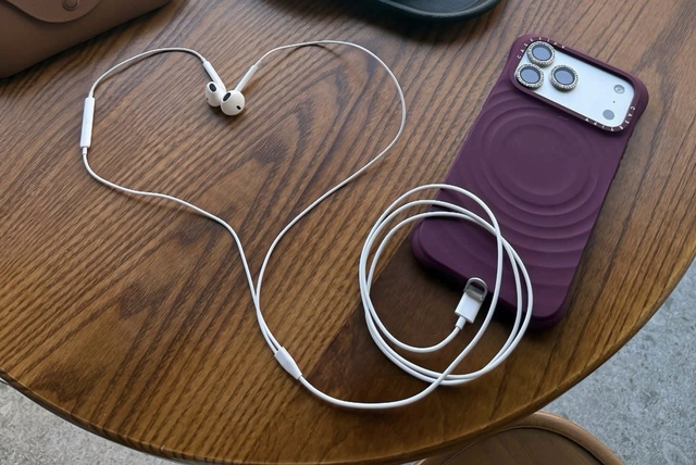 Tai nghe dây bỗng hot trở lại, teen hào hứng bắt trend- Ảnh 1. Tai nghe dây bỗng hot trở lại, teen hào hứng bắt trend- Ảnh 1.