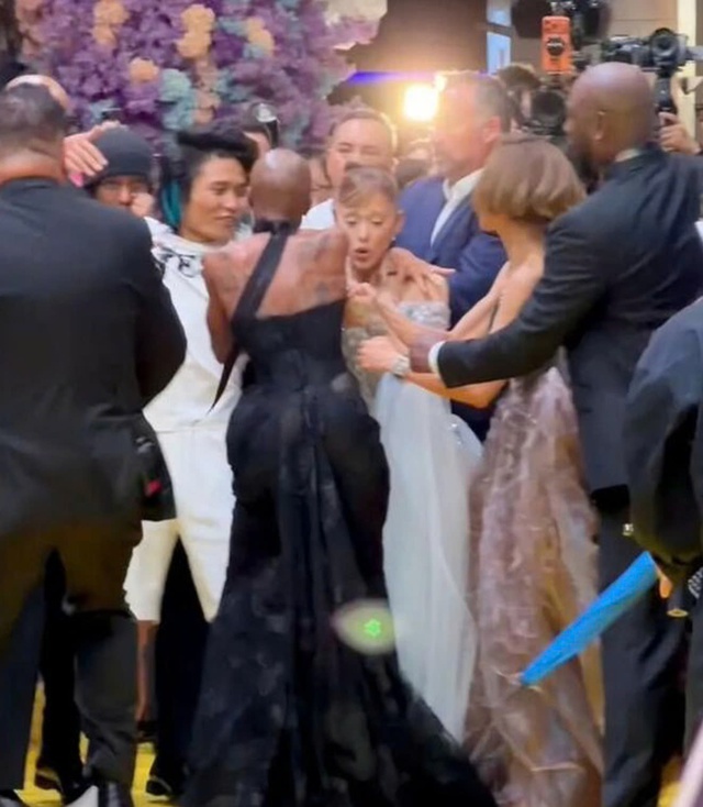 Ariana Grande bị fan quá khích lao vào ôm trên thảm vàng Wicked - Ảnh 2.