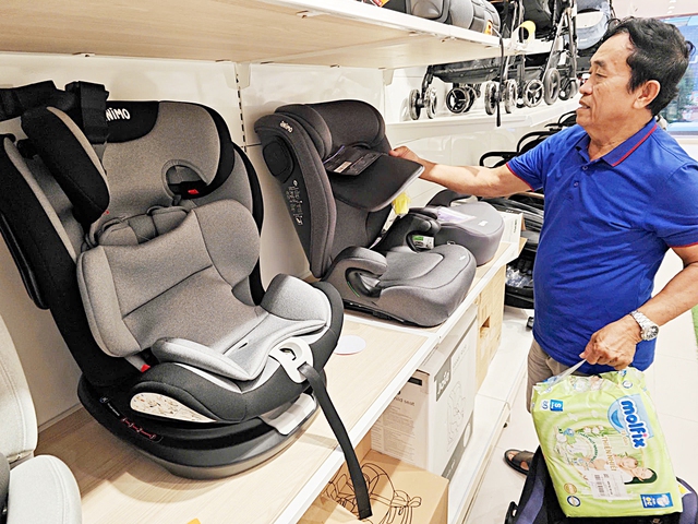Vietnam parents rush to buy child car seats ahead of 2026 safety mandate- Ảnh 1. Vietnam parents rush to buy child car seats ahead of 2026 safety mandate- Ảnh 1.