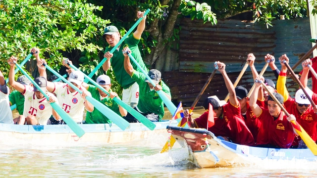 Composite boat race draws crowds in southern Vietnam - Ảnh 1. Composite boat race draws crowds in southern Vietnam - Ảnh 1.