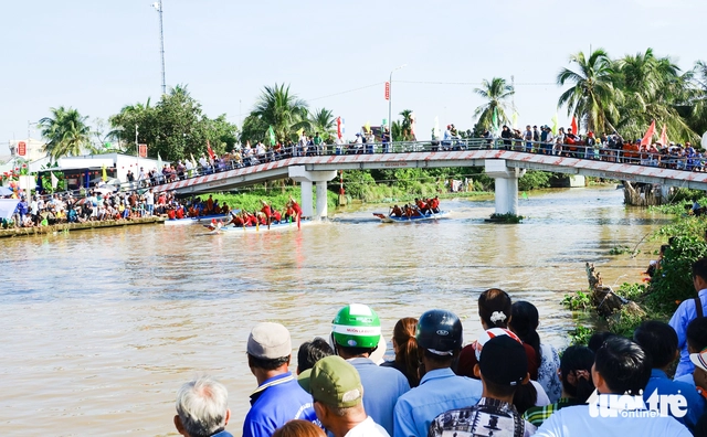 Composite boat race draws crowds in southern Vietnam - Ảnh 4. Composite boat race draws crowds in southern Vietnam - Ảnh 4.
