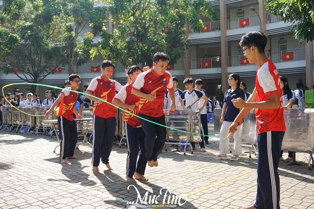 Thầy trò THPT Hồ Thị Bi thử thách độ hiểu ý, hợp sức tại sân chơi chào mừng 20-11- Ảnh 8.