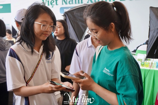 Sinh viên Trường đại học Mở TP.HCM giải mã ký hiệu nhựa tại Ngày hội Việt Nam Xanh - Ảnh 3.