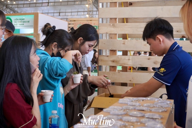 Sinh viên Trường đại học Mở TP.HCM giải mã ký hiệu nhựa tại Ngày hội Việt Nam Xanh - Ảnh 5.