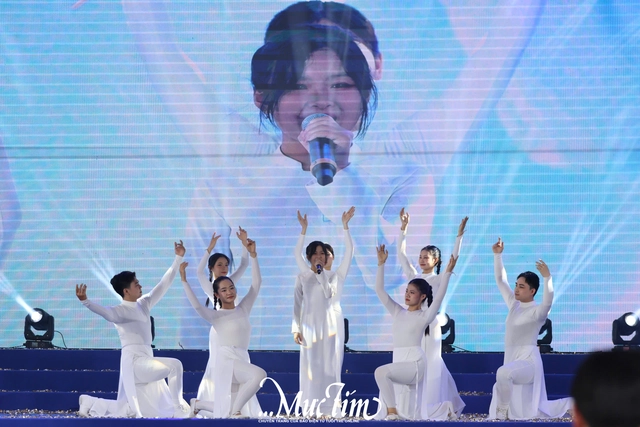 Rực rỡ hành trình 50 năm khơi dòng tri thức của Trường THPT Nguyễn Hữu Cầu- Ảnh 3.