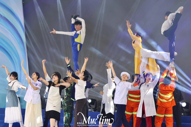 Rực rỡ hành trình 50 năm khơi dòng tri thức của Trường THPT Nguyễn Hữu Cầu- Ảnh 4.