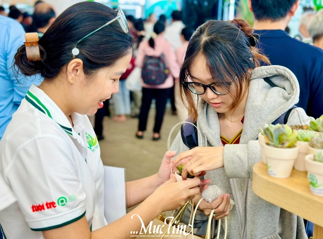 Tấp nập người đến đổi rác, nhận quà tại Ngày hội Việt Nam Xanh - Ảnh 8.