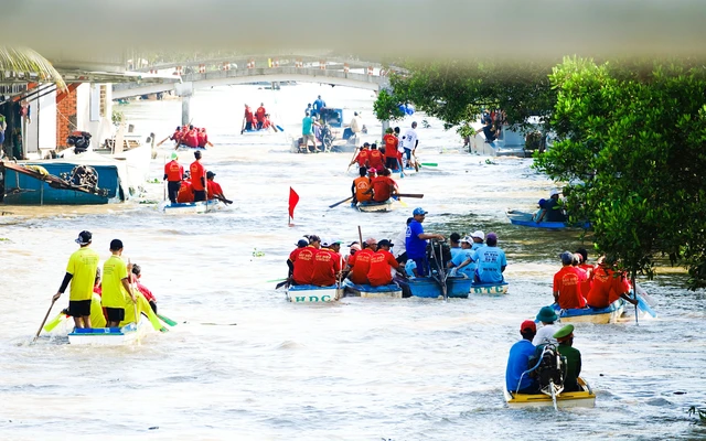 Composite boat race draws crowds in southern Vietnam - Ảnh 3. Composite boat race draws crowds in southern Vietnam - Ảnh 3.