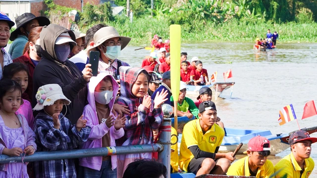 Composite boat race draws crowds in southern Vietnam - Ảnh 5. Composite boat race draws crowds in southern Vietnam - Ảnh 5.