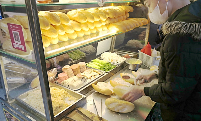 Vietnam’s beloved ‘banh mi’ under scrutiny after latest mass food poisoning - Ảnh 2. Vietnam’s beloved ‘banh mi’ under scrutiny after latest mass food poisoning - Ảnh 2.