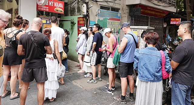 Vietnam’s beloved ‘banh mi’ under scrutiny after latest mass food poisoning - Ảnh 4. Vietnam’s beloved ‘banh mi’ under scrutiny after latest mass food poisoning - Ảnh 3.