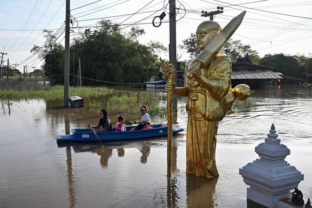 Thais navigate flooded homes and ancient temples by boat- Ảnh 3. Thais navigate flooded homes and ancient temples by boat- Ảnh 3.