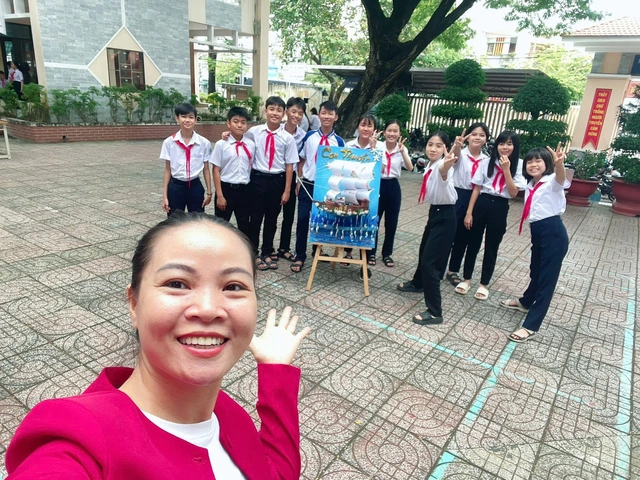 Teen THCS Phước Thắng gây sốt với báo tường con thuyền mừng 20-11- Ảnh 1. Teen THCS Phước Thắng gây sốt với báo tường con thuyền mừng 20-11- Ảnh 1.