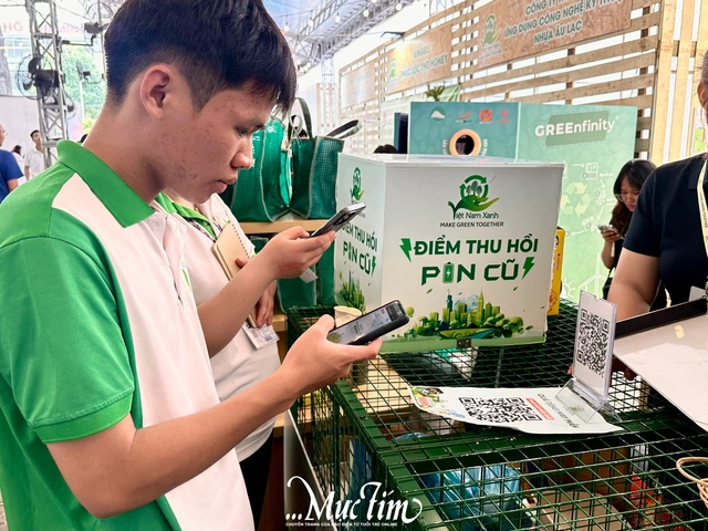 Tấp nập người đến đổi rác, nhận quà tại Ngày hội Việt Nam Xanh - Ảnh 2.