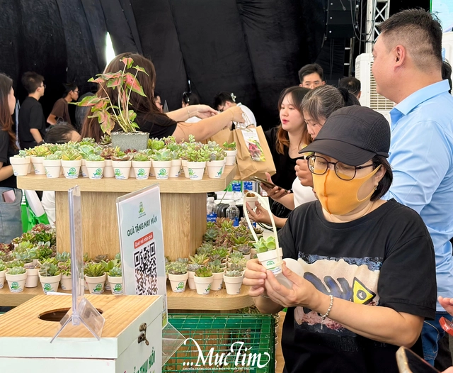 Tấp nập người đến đổi rác, nhận quà tại Ngày hội Việt Nam Xanh - Ảnh 3.