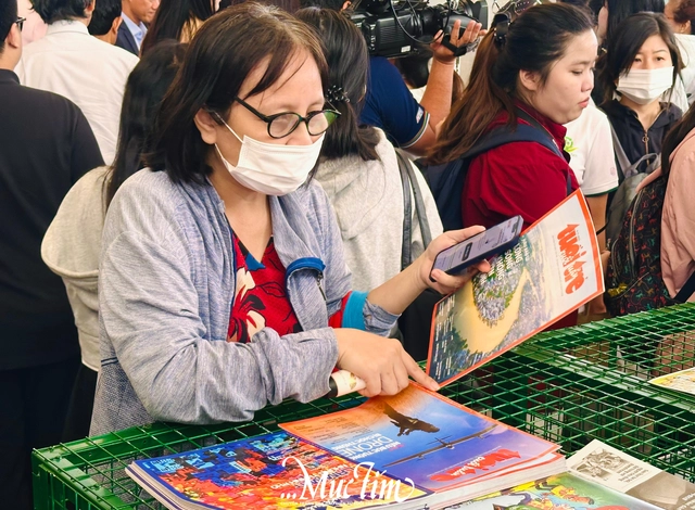 Tấp nập người đến đổi rác, nhận quà tại Ngày hội Việt Nam Xanh - Ảnh 6.