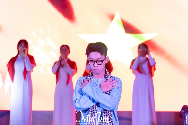 Teen Trường THPT Bình Phú bùng nổ cảm xúc trong đêm gala văn nghệ 20-11- Ảnh 8. Teen Trường THPT Bình Phú bùng nổ cảm xúc trong đêm gala văn nghệ 20-11- Ảnh 8.