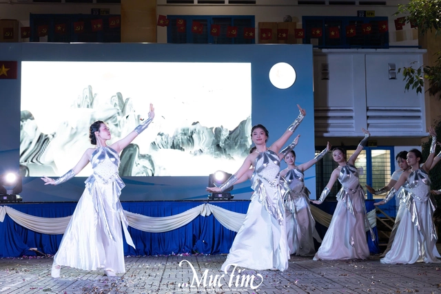 Teen Trường THPT Bình Phú bùng nổ cảm xúc trong đêm gala văn nghệ 20-11- Ảnh 20. Teen Trường THPT Bình Phú bùng nổ cảm xúc trong đêm gala văn nghệ 20-11- Ảnh 20.