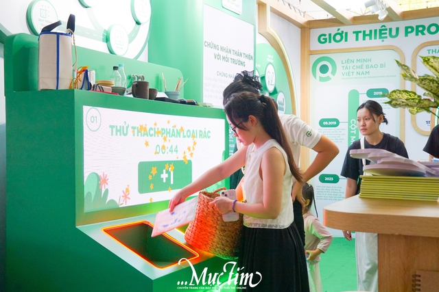 Thử thách phân loại rác tại Ngày hội Việt Nam Xanh: bạn trẻ nhận về nhiều quà tặng- Ảnh 1. Thử thách phân loại rác tại Ngày hội Việt Nam Xanh: bạn trẻ nhận về nhiều quà tặng- Ảnh 1.