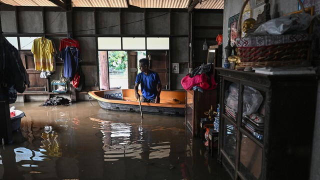 Thais navigate flooded homes and ancient temples by boat- Ảnh 1. Thais navigate flooded homes and ancient temples by boat- Ảnh 1.