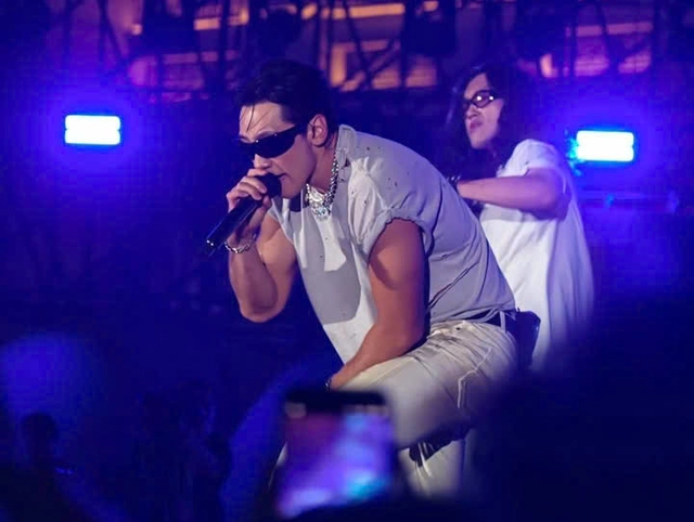 K-pop star Rain sets Waterbomb Ho Chi Minh City alight with explosive performance - Ảnh 2.