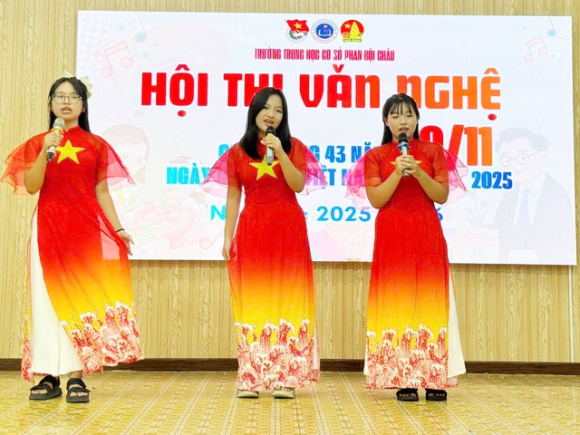 Sôi động lễ kỷ niệm 20-11 tại sân khấu Măng non- Ảnh 4. Sôi động lễ kỷ niệm 20-11 tại sân khấu Măng non- Ảnh 4.