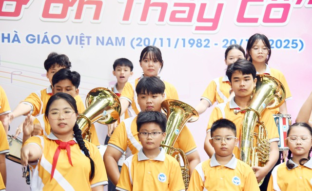 Sôi động lễ kỷ niệm 20-11 tại sân khấu Măng non- Ảnh 3. Sôi động lễ kỷ niệm 20-11 tại sân khấu Măng non- Ảnh 3.