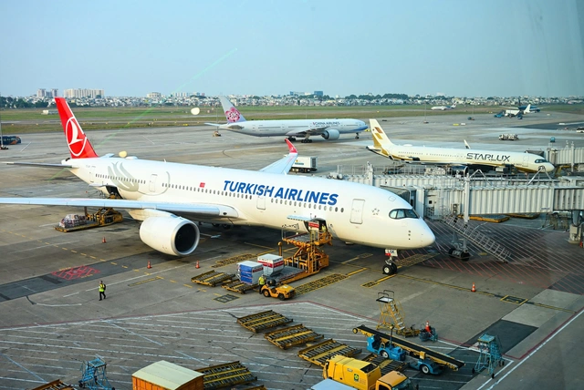 Int’l airlines expand routes, elevate service quality in Vietnam - Ảnh 1.