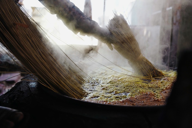 Người trẻ ‘giữ lửa’ làng nghề Việt qua nhiếp ảnh - Ảnh 5.