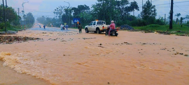 Flooding isolates mountain villages in Vietnam’s Hue as heavy rain pounds region - Ảnh 1.