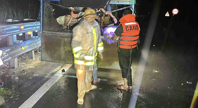 6 killed after landslide hits passenger bus in south-central Vietnam - Ảnh 1.